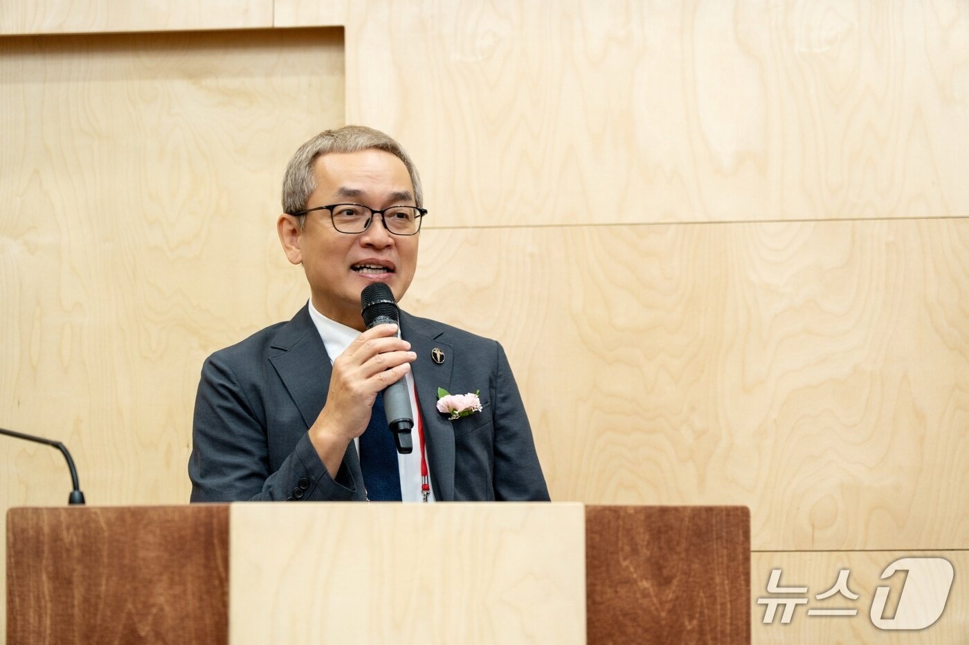 본문 이미지 - 정길준 한국수의치과협회 회장이 6일 서울대에서 열린 제12회 아시아수의치과포럼에서 개회사를 하고 했다(협회 제공). ⓒ 뉴스1