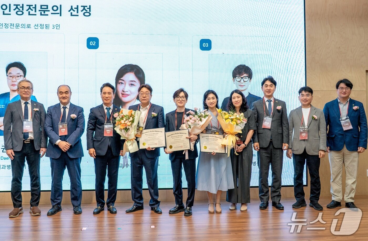 본문 이미지 - 한국수의치과협회는 6일 서울대 수의과대학 스코필드홀에서 제12회 아시아수의치과포럼을 개최했다. 인정전문의들이 기념사진을 찍고 있다(협회 제공). ⓒ 뉴스1