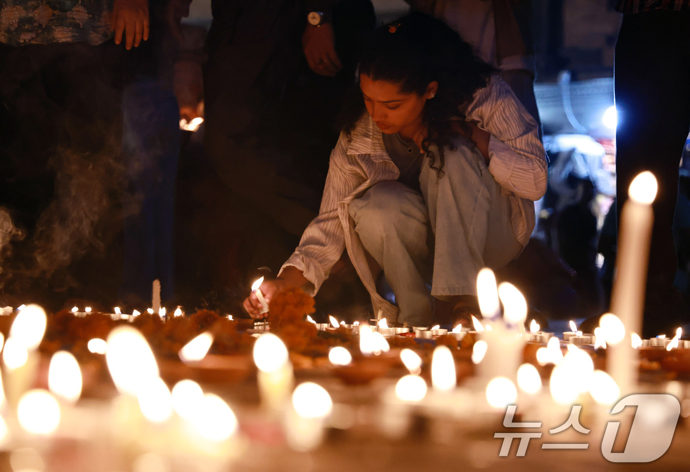 (카트만두(네팔)=뉴스1) 구윤성 기자 = 대규모 홍수 참사 13일째를 맞아 네팔 정부가 '국가 애도의 날'로 지정한 7일(현지시간) 카트만두 더르바르 광장에서 시민들이 희생자들을 …