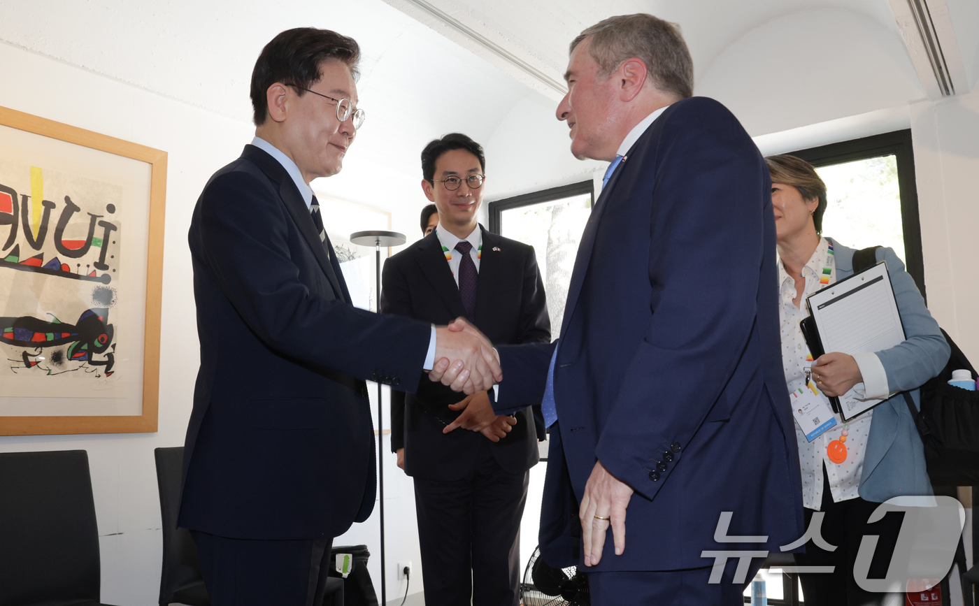 (생폴드방스(프랑스)=뉴스1) 이재명 기자 = 이재명 대통령 이재명 대통령과 찰스 리브킨 미국영화협회(MPA) 회장 겸 CEO가 7일(현지시간) 생폴드방스 매그 재단에서 열린 '뤼 …