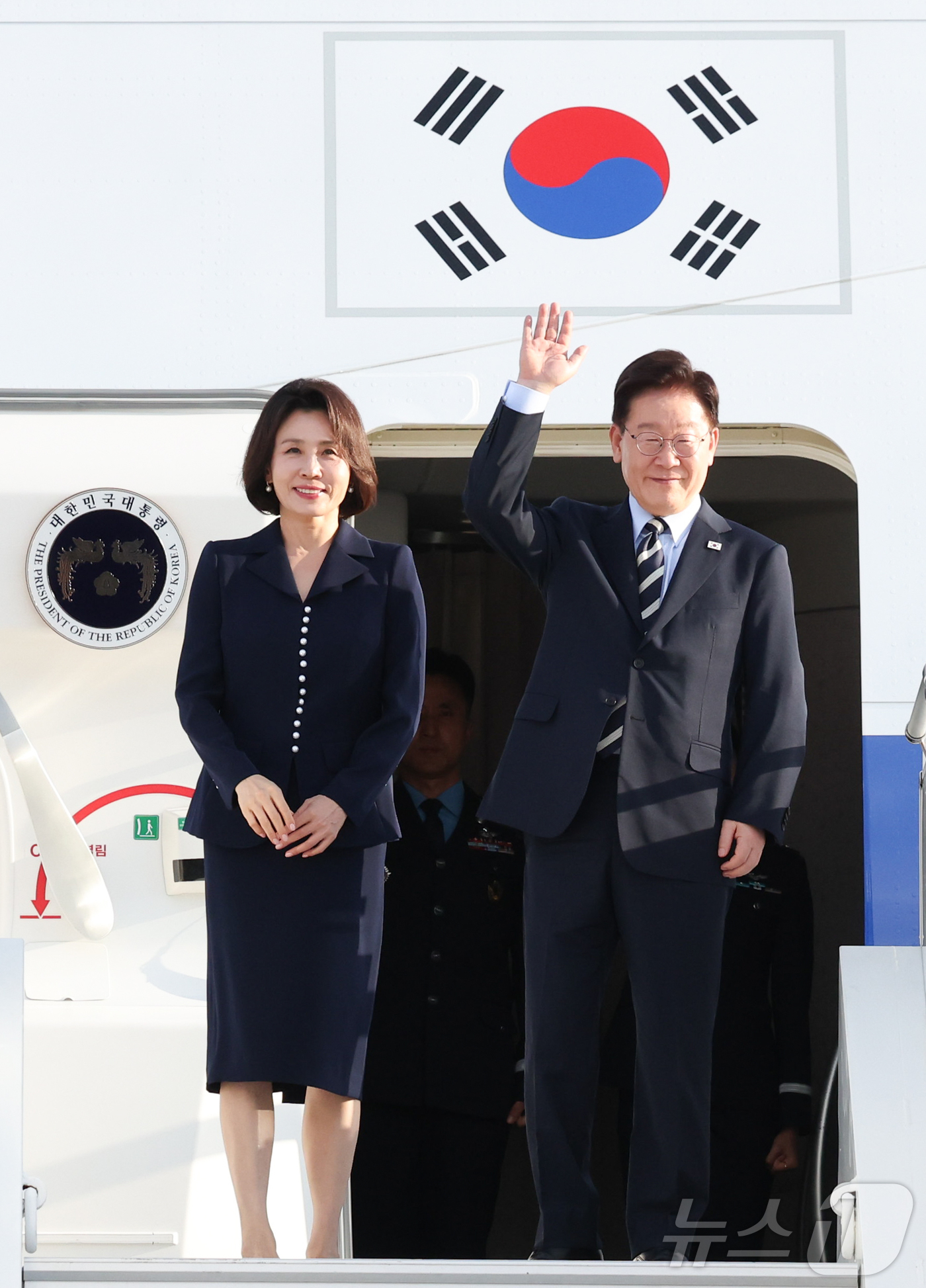 (니스(프랑스)=뉴스1) 이재명 기자 = 프랑스를 국빈 방문 중인 이재명 대통령과 김혜경 여사가 7일(현지시간) 니스 코트다쥐르 공항에서 파리행 공군 1호기에 올라 환송객에게 인사 …
