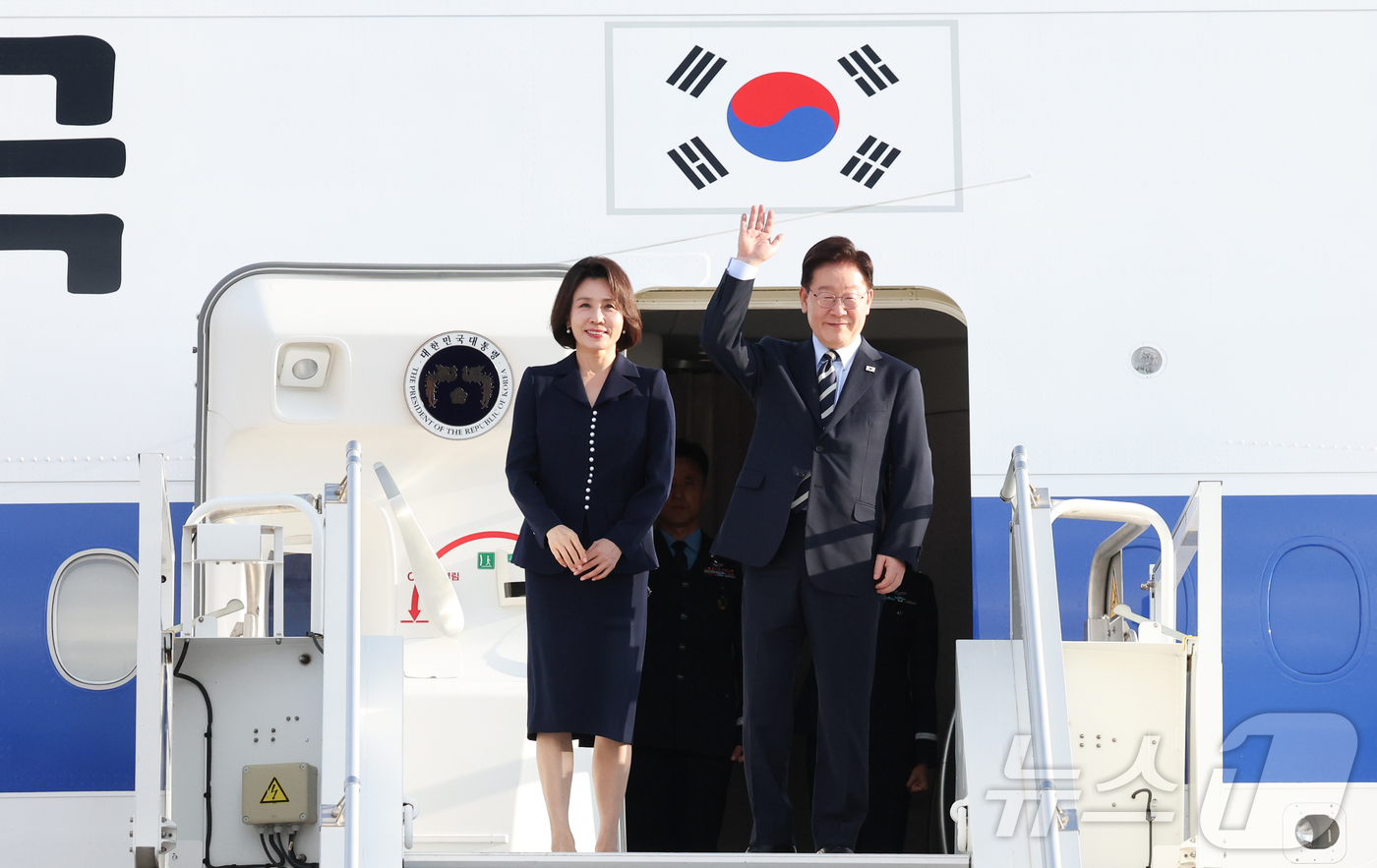 (니스(프랑스)=뉴스1) 이재명 기자 = 프랑스를 국빈 방문 중인 이재명 대통령과 김혜경 여사가 7일(현지시간) 니스 코트다쥐르 공항에서 파리행 공군 1호기에 올라 환송객에게 인사 …