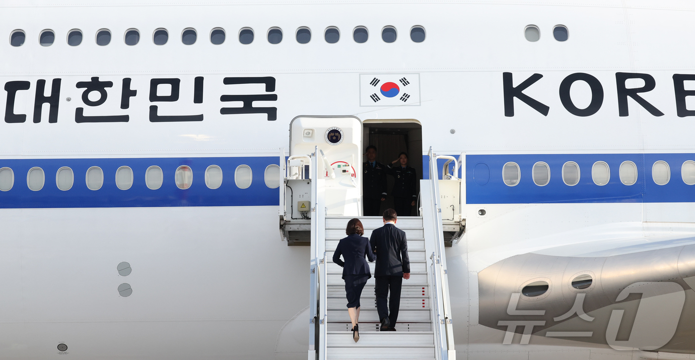 (니스(프랑스)=뉴스1) 이재명 기자 = 프랑스를 국빈 방문 중인 이재명 대통령과 김혜경 여사가 7일(현지시간) 니스 코트다쥐르 공항에서 파리행 공군 1호기에 탑승하고 있다.