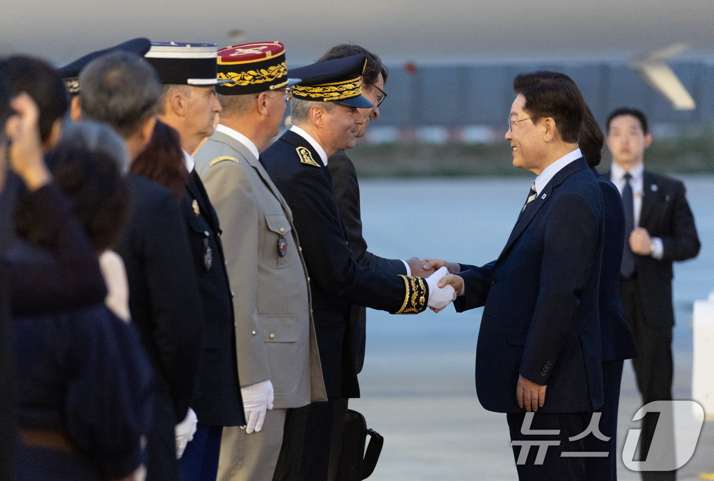 환영객과 인사 나누는 이재명 대통령