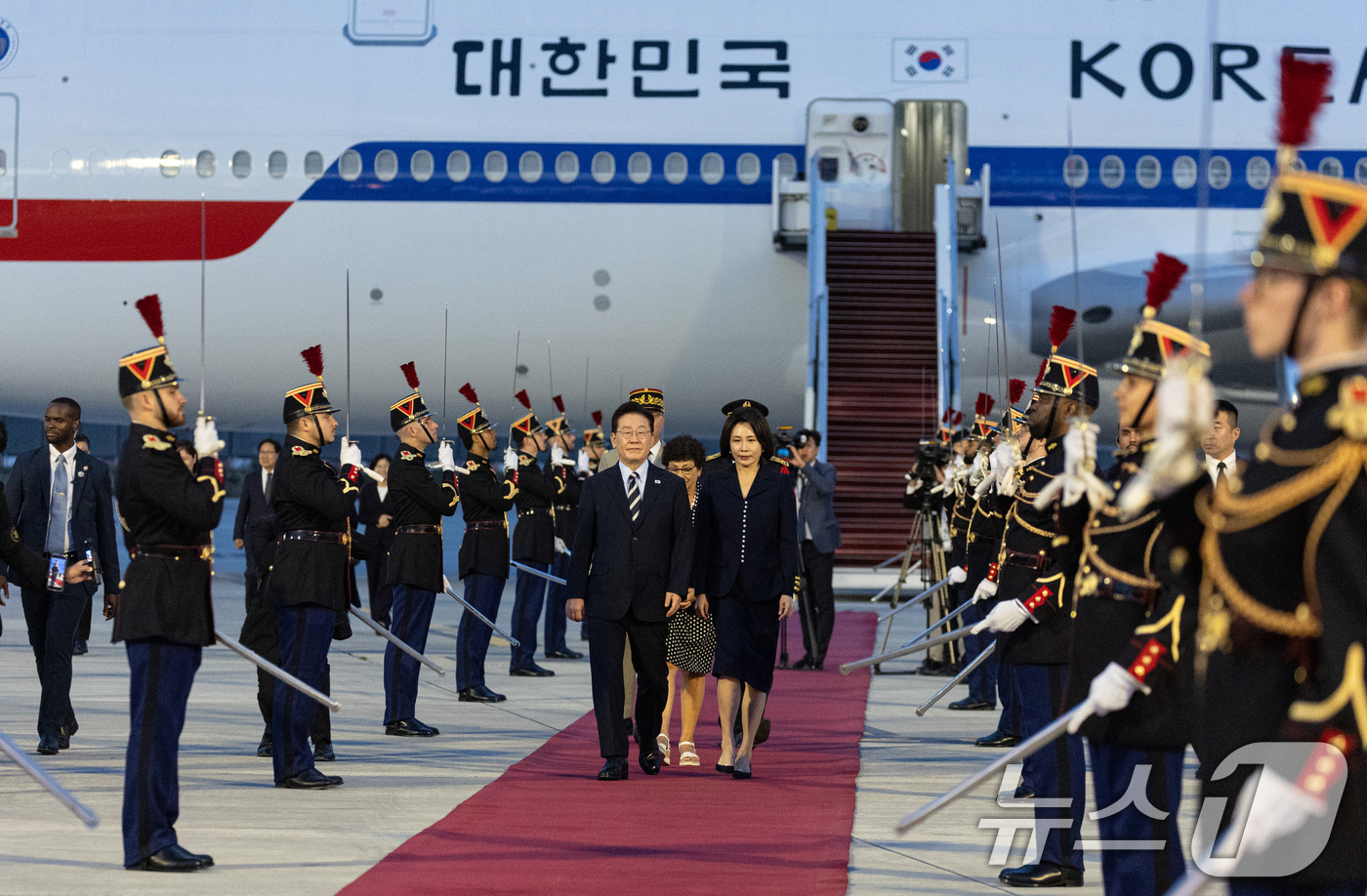 (파리(프랑스)=뉴스1) 이재명 기자 = 프랑스를 국빈 방문 중인 이재명 대통령과 김혜경 여사가 7일(현지시간) 파리 오를리 국제공항에 도착한 공군 1호기에서 내려 이동하고 있다. …
