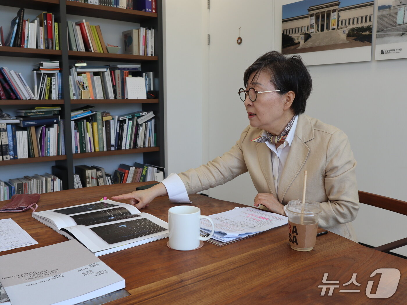 본문 이미지 - 7일, 김성희 국립현대미술관 관장이 3년 임기의 관장직 퇴임을 앞두고 인터뷰를 하고 있다. 데이미언 허스트가 기증하기로 한 작품을 설명하고 있다. 2026.09.07. ⓒ 뉴스1 김정한 기자