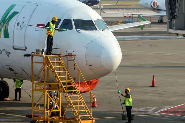 '화산 폭발' 폐쇄된 인도네시아 공항 5곳, 가까스로 운영 재개