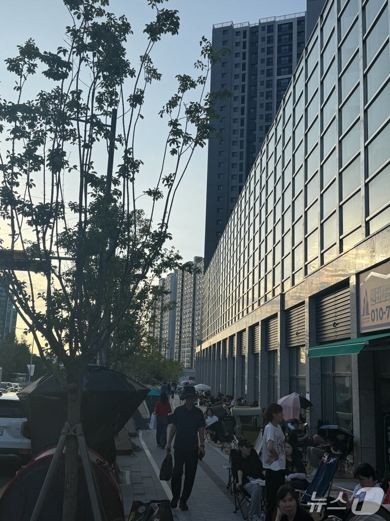 본문 이미지 - 대구 달서구 '상인 푸르지오 센터파크' 전세계약을 위해 지난 6일부터 분양사무소 앞에 줄을 서 기다리고 있는 수요자들이 7일 밤 자리를 지키고 있다.(독자 제공, 재판매 및 DB 금지)