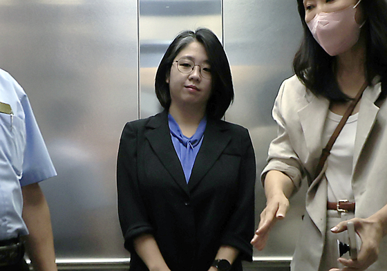 일찍 출근한 용혜인 후보자