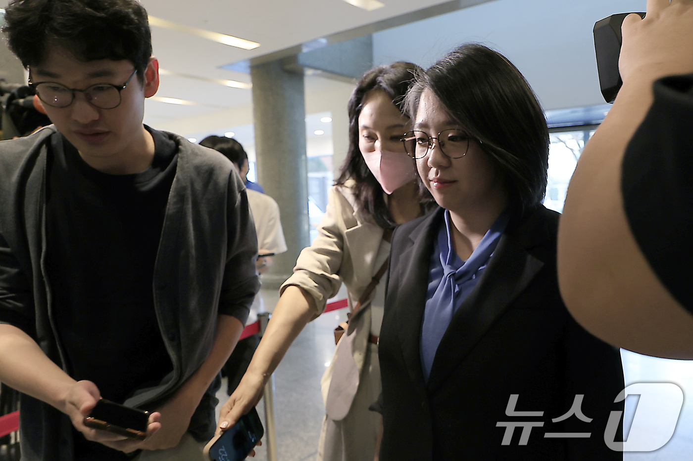 (서울=뉴스1) 박정호 기자 = 용혜인 성평등가족부 장관 후보자가 8일 서울 서대문구 한국청소년활동진흥원에 마련된 인사청문회 준비 사무실로 출근하고 있다. 2026.9.8/뉴스1