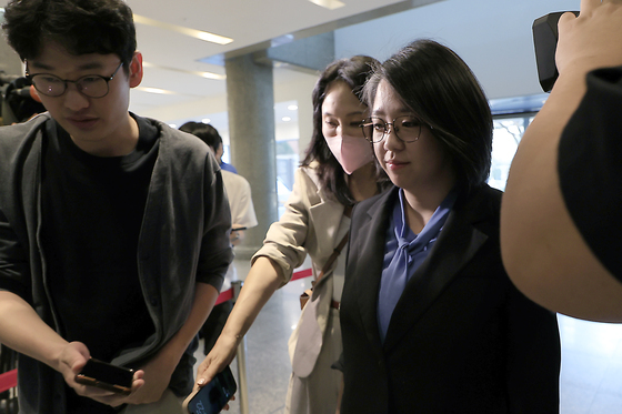 입 다문 채 출근하는 용혜인 후보자