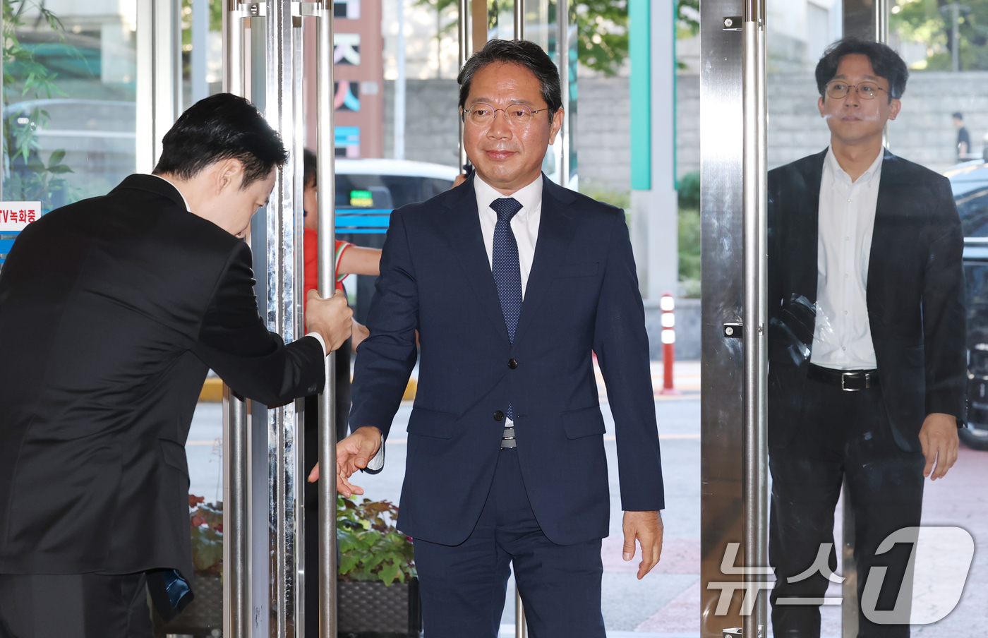 (서울=뉴스1) 김민지 기자 = 김승원 법무부 장관 후보자가 8일 오전 서울 종로구 적선현대빌딩에 마련된 인사청문회 준비 사무실로 출근하고 있다. 2026.9.8/뉴스1