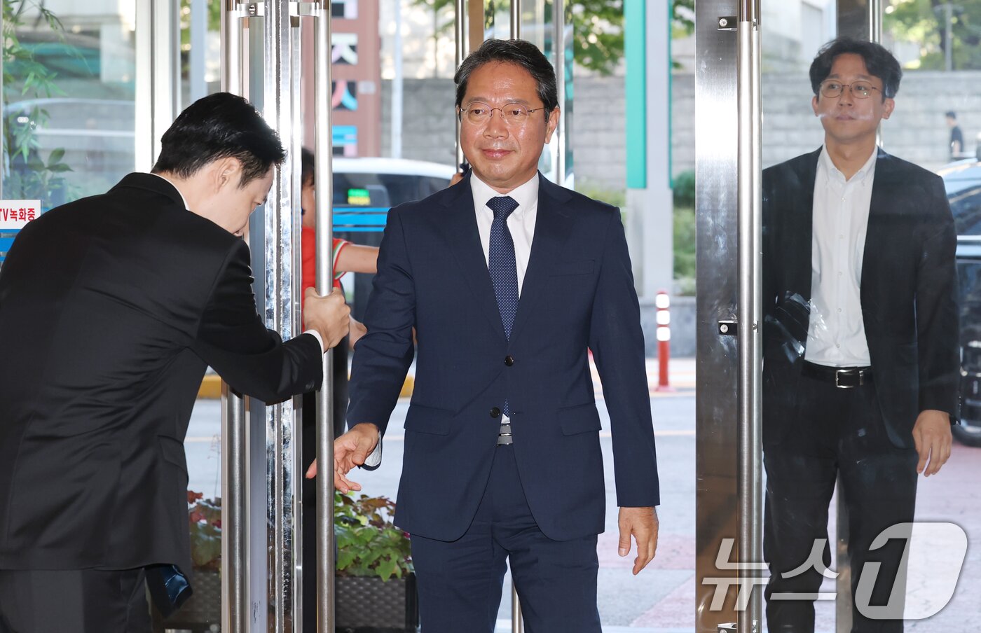 본문 이미지 - 김승원 법무부 장관 후보자가 8일 오전 서울 종로구 적선현대빌딩에 마련된 인사청문회 준비 사무실로 출근하고 있다. 2026.9.8 ⓒ 뉴스1 김민지 기자