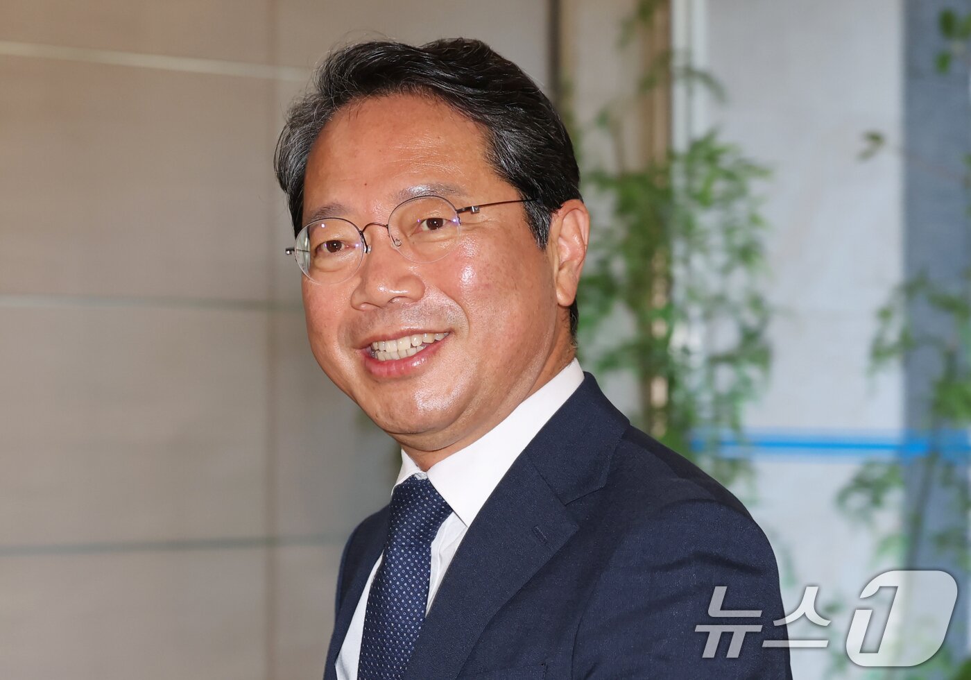 본문 이미지 - 김승원 법무부 장관 후보자가 8일 오전 서울 종로구 적선현대빌딩에 마련된 인사청문회 준비 사무실로 출근하고 있다. 2026.9.8 ⓒ 뉴스1 김민지 기자