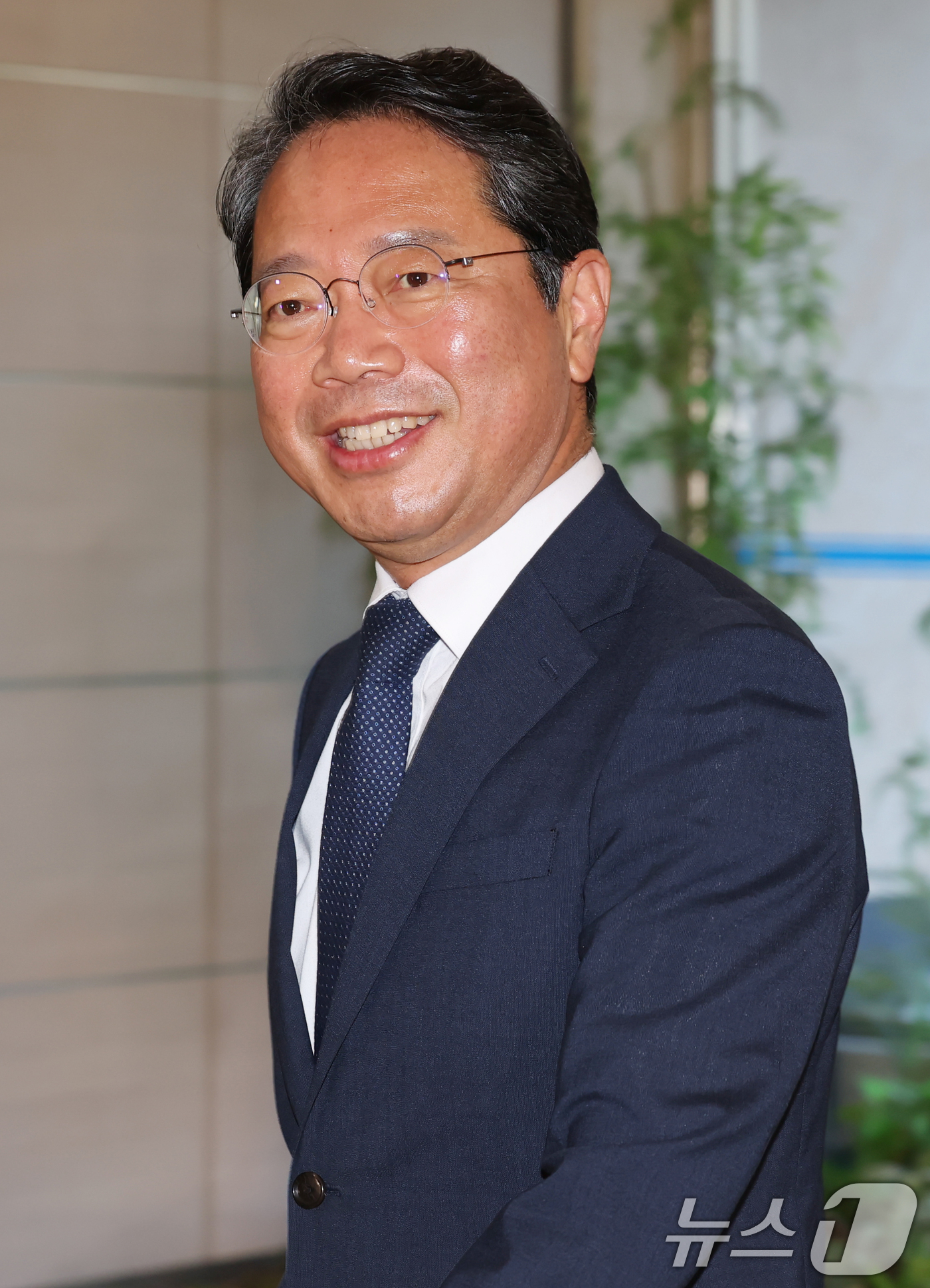 (서울=뉴스1) 김민지 기자 = 김승원 법무부 장관 후보자가 8일 오전 서울 종로구 적선현대빌딩에 마련된 인사청문회 준비 사무실로 출근하고 있다. 2026.9.8/뉴스1