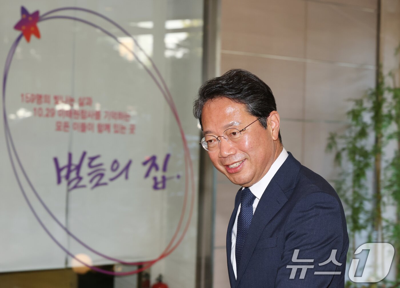 본문 이미지 - 김승원 법무부 장관 후보자가 8일 오전 서울 종로구 적선현대빌딩에 마련된 인사청문회 준비 사무실로 출근하고 있다. 2026.9.8 ⓒ 뉴스1 김민지 기자