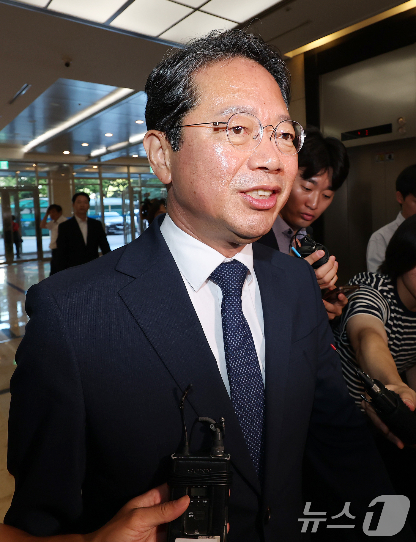 (서울=뉴스1) 김민지 기자 = 김승원 법무부 장관 후보자가 8일 오전 서울 종로구 적선현대빌딩에 마련된 인사청문회 준비 사무실로 출근하고 있다. 2026.9.8/뉴스1