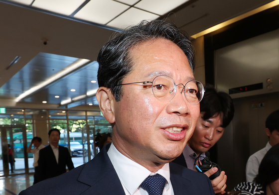 인사청문회 사무실로 출근하는 김승원 후보자