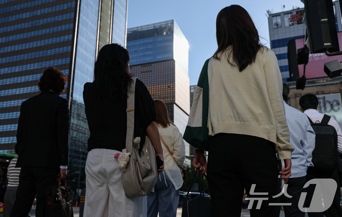(서울=뉴스1) 김도우 기자 = 서울 아침 최저기온이 18도까지 떨어지는 등 큰 일교차가 예보된 8일 서울 종로구 광화문네거리에서 긴팔 옷을 입은 시민이 길을 지나고 있다. 202 …