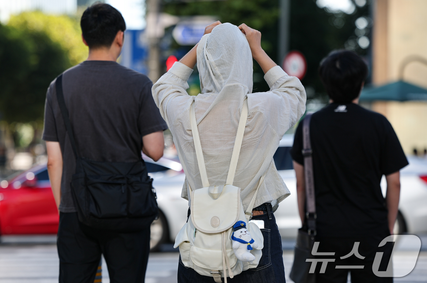 (서울=뉴스1) 김도우 기자 = 서울 아침 최저기온이 18도까지 떨어지는 등 큰 일교차가 예보된 8일 서울 종로구 광화문네거리에서 긴팔 옷을 입은 시민이 길을 지나고 있다. 202 …