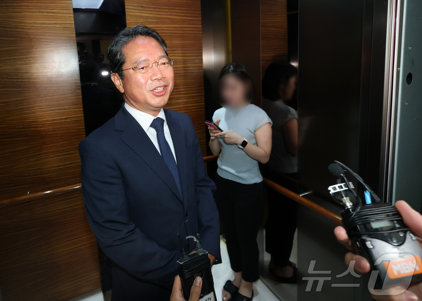 (서울=뉴스1) 김민지 기자 = 김승원 법무부 장관 후보자가 8일 오전 서울 종로구 적선현대빌딩에 마련된 인사청문회 준비 사무실로 출근하며 취재진 질의에 답변하고 있다. 2026. …