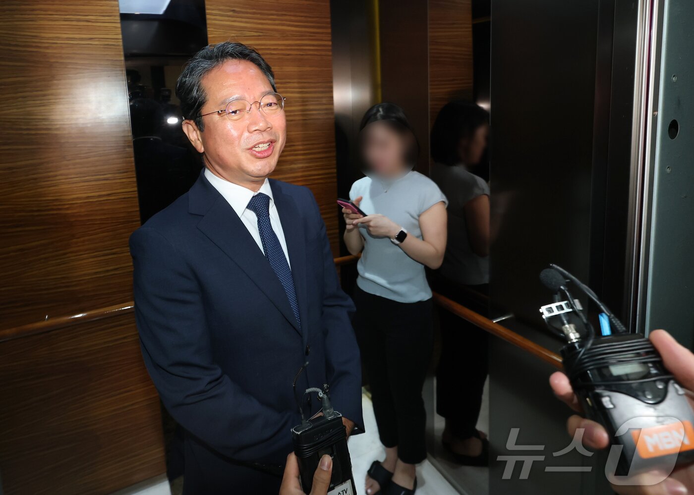 본문 이미지 - 김승원 법무부 장관 후보자가 8일 오전 서울 종로구 적선현대빌딩에 마련된 인사청문회 준비 사무실로 출근하며 취재진 질의에 답변하고 있다. 2026.9.8 ⓒ 뉴스1 김민지 기자