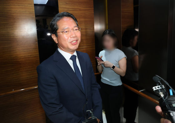 취재진 질의 답변하는 김승원 법무장관 후보자