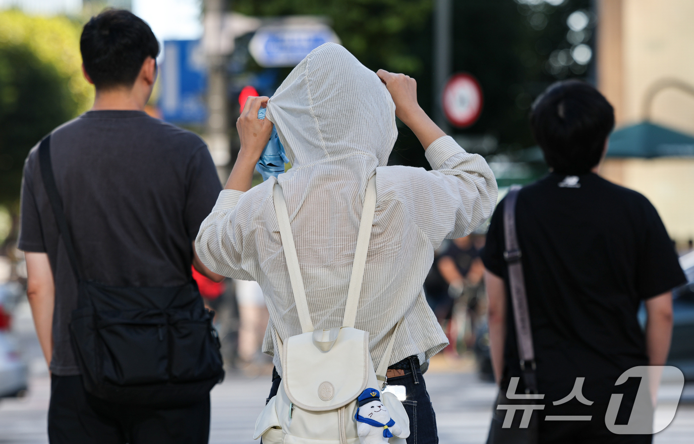 (서울=뉴스1) 김도우 기자 = 서울 아침 최저기온이 18도까지 떨어지는 등 큰 일교차가 예보된 8일 서울 종로구 광화문네거리에서 긴팔 옷을 입은 시민이 길을 지나고 있다. 202 …