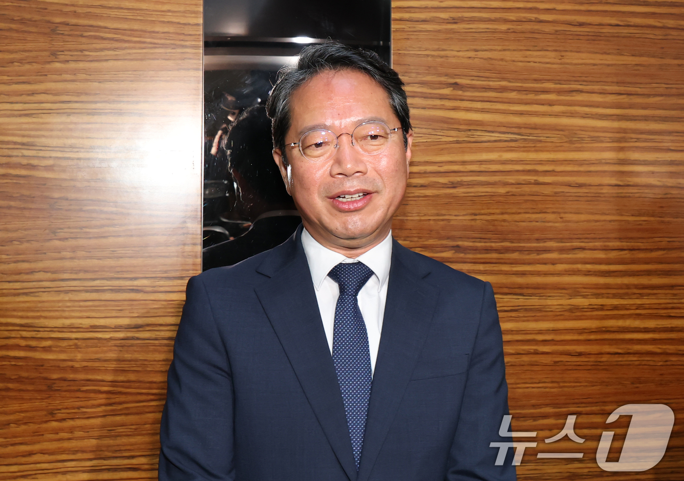 (서울=뉴스1) 김민지 기자 = 김승원 법무부 장관 후보자가 8일 오전 서울 종로구 적선현대빌딩에 마련된 인사청문회 준비 사무실로 출근하고 있다. 2026.9.8/뉴스1