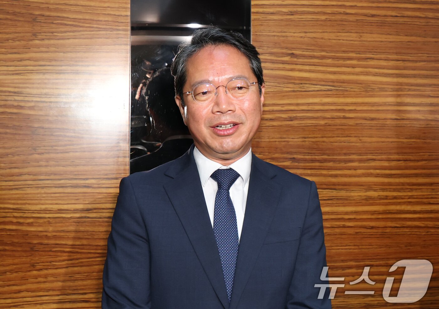 본문 이미지 - 김승원 법무부 장관 후보자가 8일 오전 서울 종로구 적선현대빌딩에 마련된 인사청문회 준비 사무실로 출근하고 있다. 2026.9.8 ⓒ 뉴스1 김민지 기자