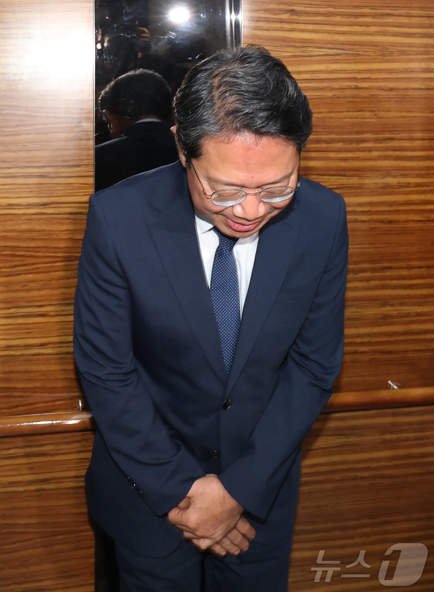 본문 이미지 - 김승원 법무부 장관 후보자가 8일 오전 서울 종로구 적선현대빌딩에 마련된 인사청문회 준비 사무실로 출근하며 취재진을 향해 인사하고 있다. 2026.9.8 ⓒ 뉴스1 김민지 기자