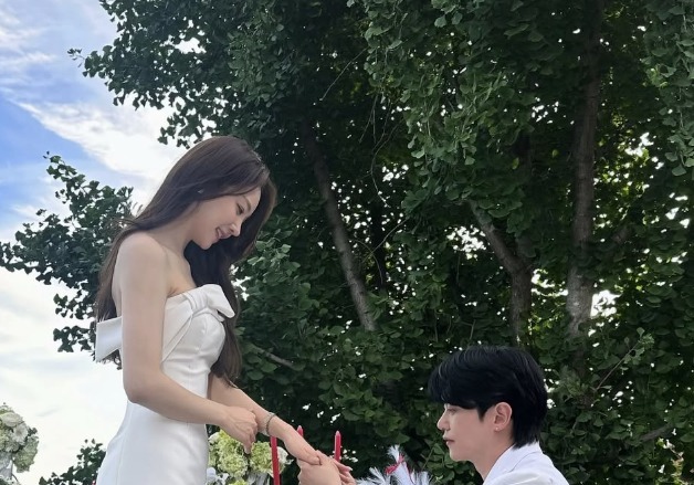 강균성, 14세 연하 유하진에 무릎 꿇고 프러포즈…눈물 글썽 "내 사랑" [N샷]