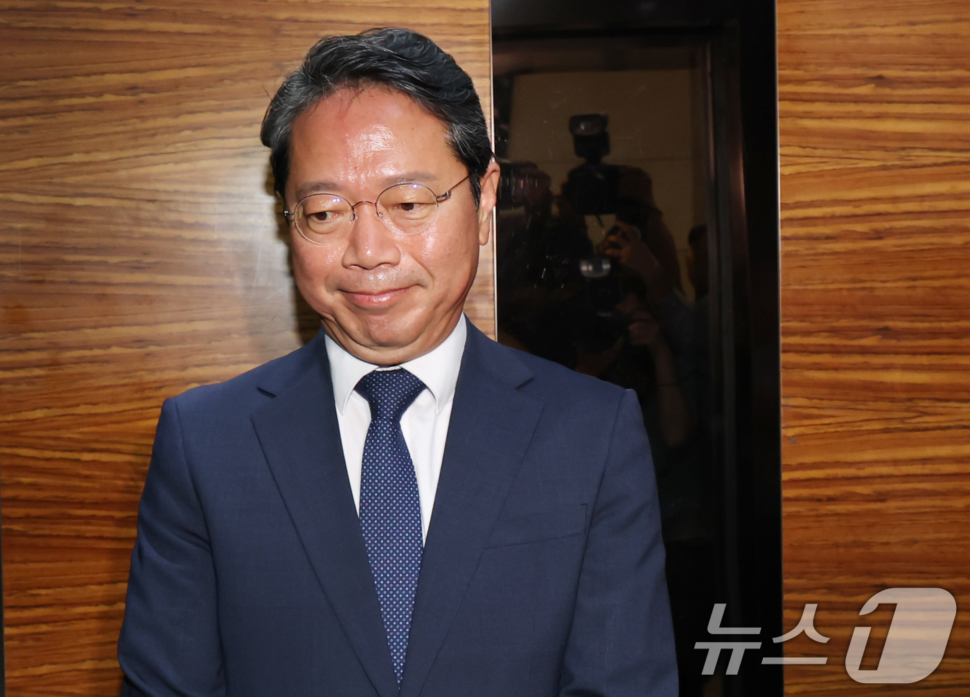 (서울=뉴스1) 김민지 기자 = 김승원 법무부 장관 후보자가 8일 오전 서울 종로구 적선현대빌딩에 마련된 인사청문회 준비 사무실로 출근하고 있다. 2026.9.8/뉴스1