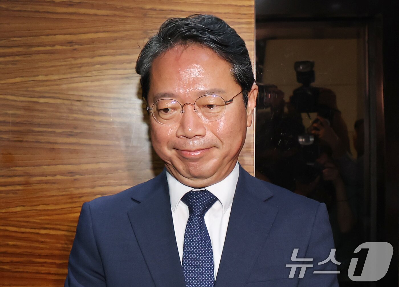 본문 이미지 - 김승원 법무부 장관 후보자가 8일 오전 서울 종로구 적선현대빌딩에 마련된 인사청문회 준비 사무실로 출근하고 있다. 2026.9.8 ⓒ 뉴스1 김민지 기자