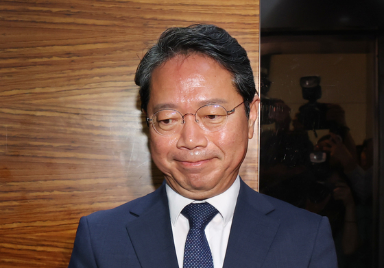 입 꾹 다문 김승원 법무장관 후보자