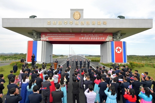 北러 두만강 자동차다리 개통…하루 차량 300대·2300명 오간다(종합2보)