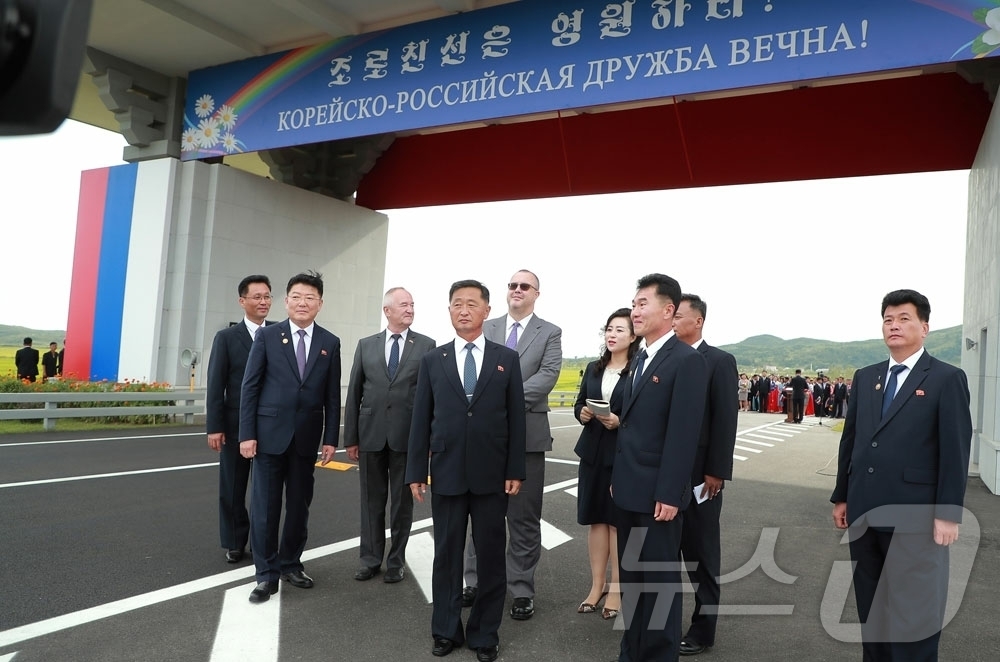 (평양 노동신문=뉴스1) = 북한 노동당 기관지 노동신문은 8일 북한 라선시와 러시아 국경 도시 하산을 연결하는 두만강자동차다리가 7일 준공됐다고 밝혔다. 이날 행사에는 김덕훈 북 …