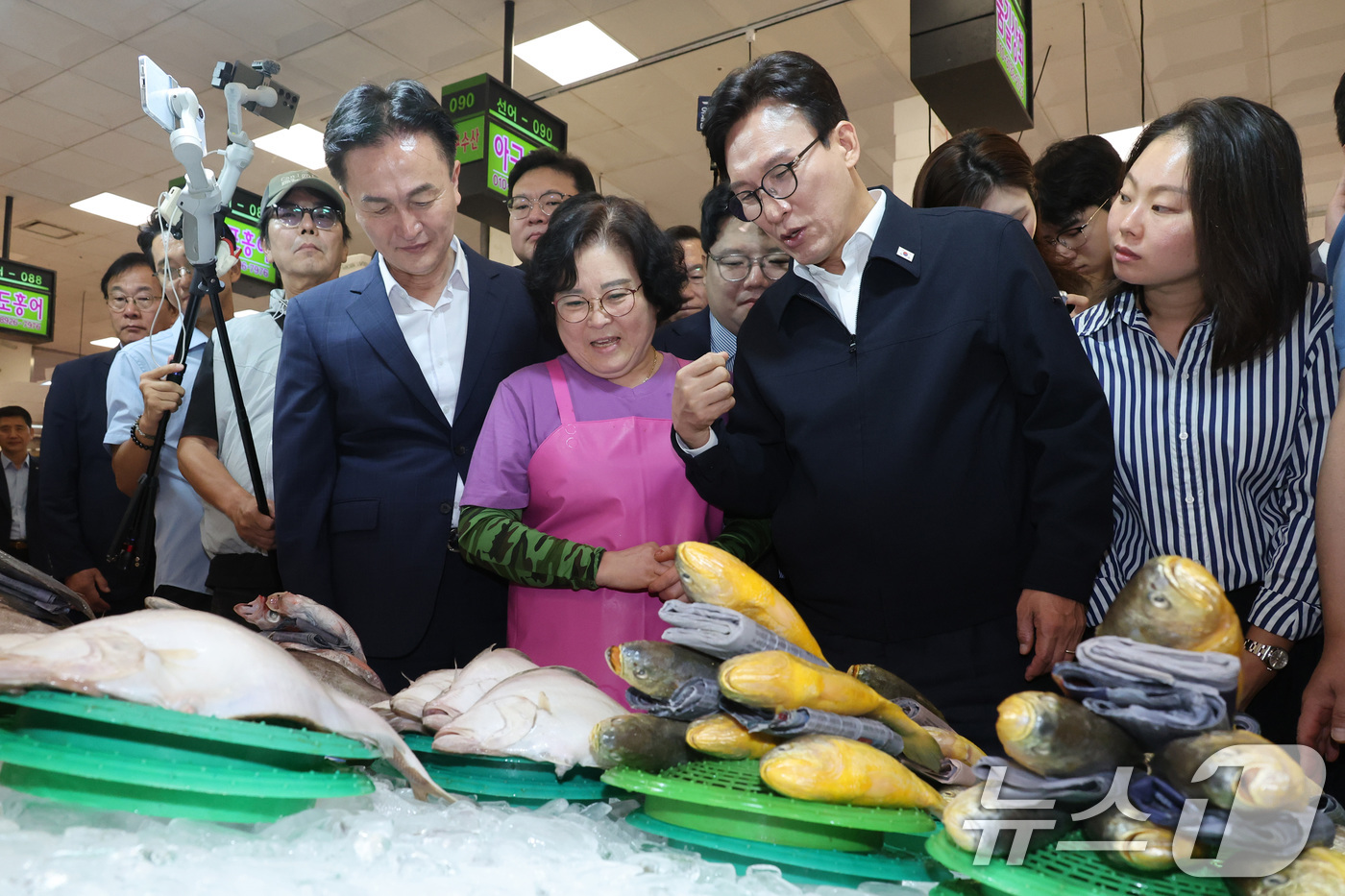 (서울=뉴스1) 신웅수 기자 = 김민석 더불어민주당 대표가 8일 서울 동작구 노량진수산시장을 방문해 상인들과 대화하고 있다. 2026.9.8/뉴스1