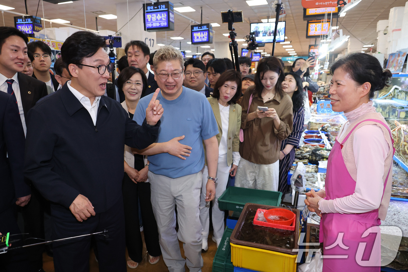 (서울=뉴스1) 신웅수 기자 = 김민석 더불어민주당 대표가 8일 서울 동작구 노량진수산시장을 방문해 상인들과 대화하고 있다. 2026.9.8/뉴스1
