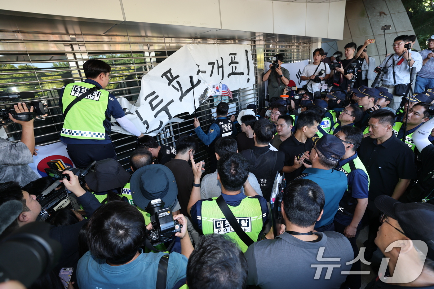 (서울=뉴스1) 박세연 기자 = 대한체육회 관계자와 경찰이 8일 오전 서울 송파구 올림픽공원 핸드볼경기장에서 진입 시도하고 있다. 2026.9.8/뉴스1