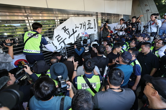 핸드볼경기장 진입시도하는 경찰과 대한체육회