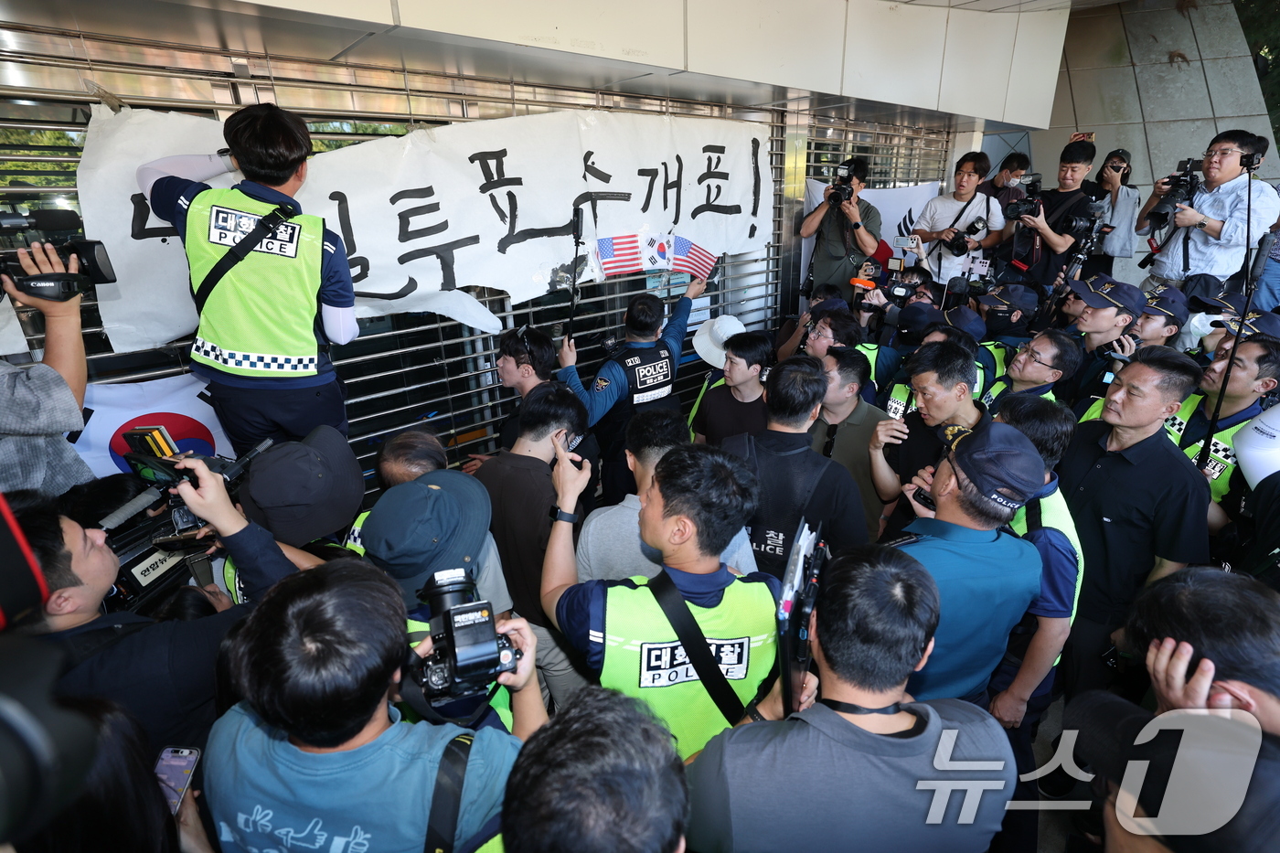 (서울=뉴스1) 박세연 기자 = 경찰과 대한체육회 관계자가 8일 오전 서울 송파구 올림픽공원 핸드볼경기장에서 진입 시도를 하고 있다. 2026.9.8/뉴스1