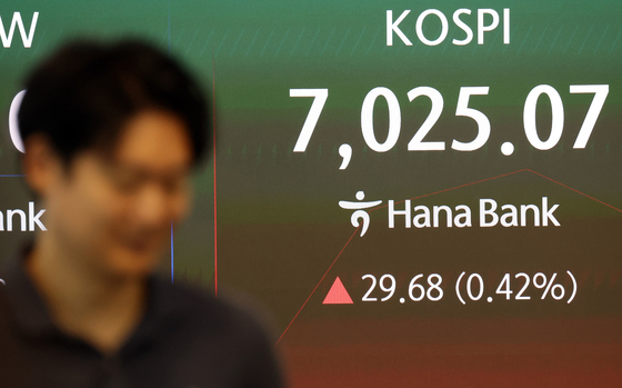 코스피 7000선 돌파…7045.79로 출발