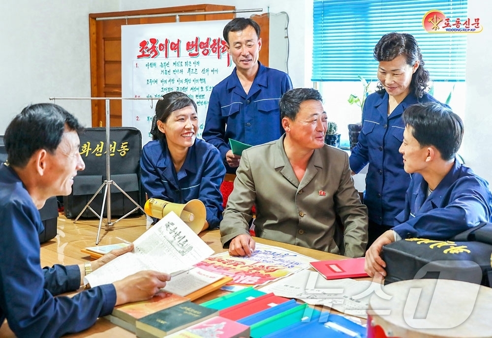 (평양 노동신문=뉴스1) = 북한 노동당 기관지 노동신문은 8일 "선동원들이 책임과 역할을 다해나가도록 이끌어주고 있다"며 흥남비료연합기업소의 모습을 보도했다. [국내에서만 사용가 …