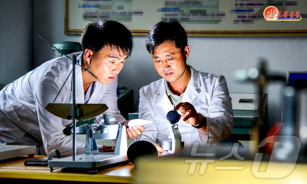 (평양 노동신문=뉴스1) = 북한 노동당 기관지 노동신문은 8일 "현실에서 제기되는 과학기술적문제들을 풀기 위한 연구사업을 심화시키고 있다"며 국가과학원 종이공학연구소에서 연구하고 …