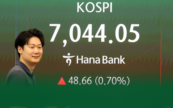 코스피 7000선 안착…7045.79 출발
