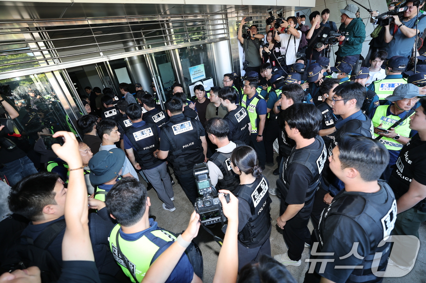 (서울=뉴스1) 박세연 기자 = 경찰과 선거관리위원회, 대한체육회 등 관계자들이 8일 오전 서울 송파구 올림픽공원 핸드볼경기장으로 진입 하고 있다. 2026.9.8/뉴스1