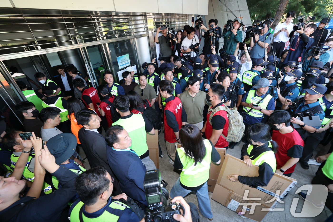 (서울=뉴스1) 박세연 기자 = 경찰과 선거관리위원회, 대한체육회 등 관계자들이 8일 오전 서울 송파구 올림픽공원 핸드볼경기장으로 진입 하고 있다. 2026.9.8/뉴스1