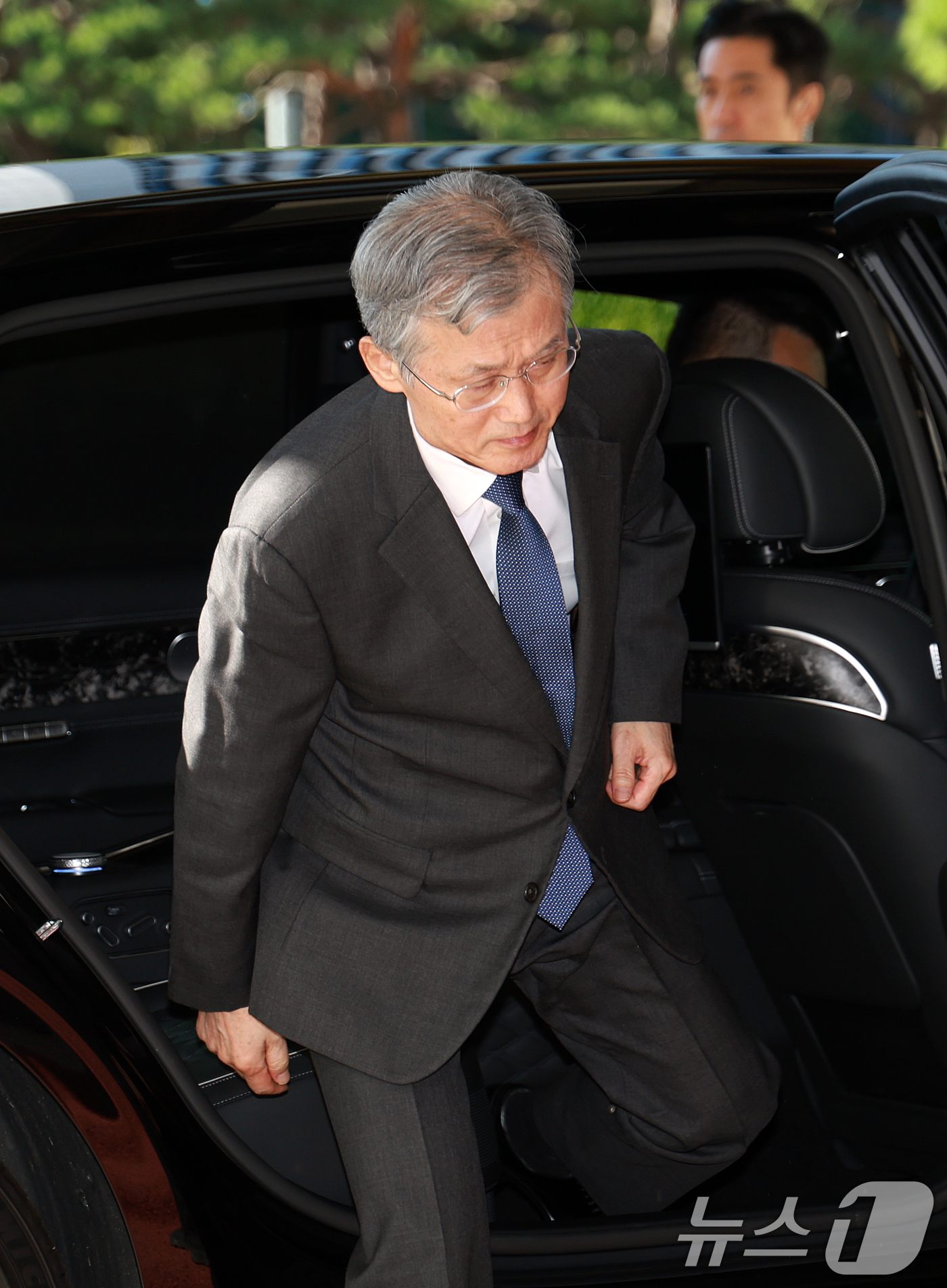 (서울=뉴스1) 이호윤 기자 = 조희대 대법원장이 8일 서울 서초구 대법원 청사로 출근하고 있다. 2026.9.8/뉴스1