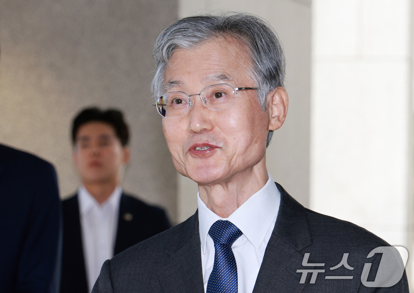 (서울=뉴스1) 이호윤 기자 = 조희대 대법원장이 8일 서울 서초구 대법원 청사로 출근하며 취재진 질문에 답하고 있다. 2026.9.8/뉴스1